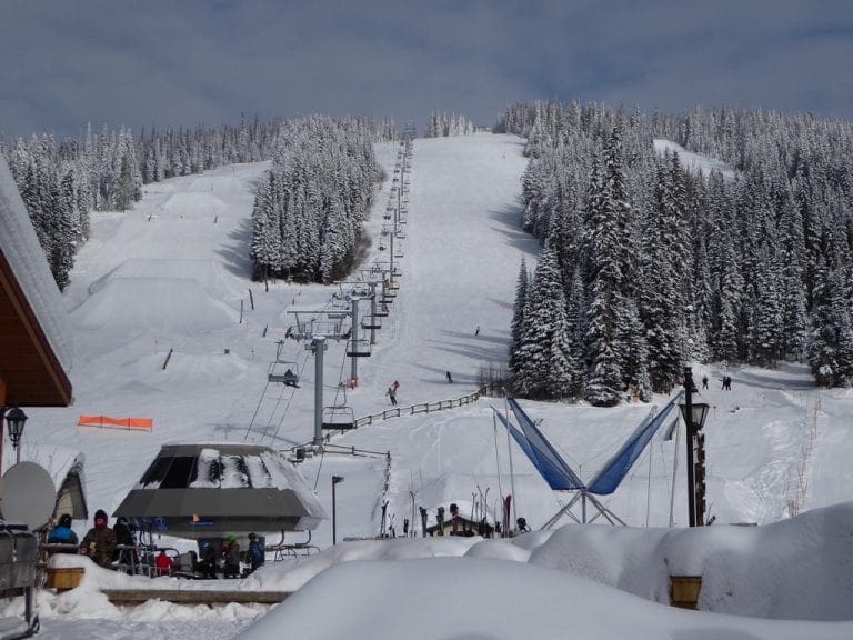 The pic above is of the bottom of the Sundance chair - an intermediate run to the right of the chair and an advanced terrain park to the left. Note the very few number of skiers.